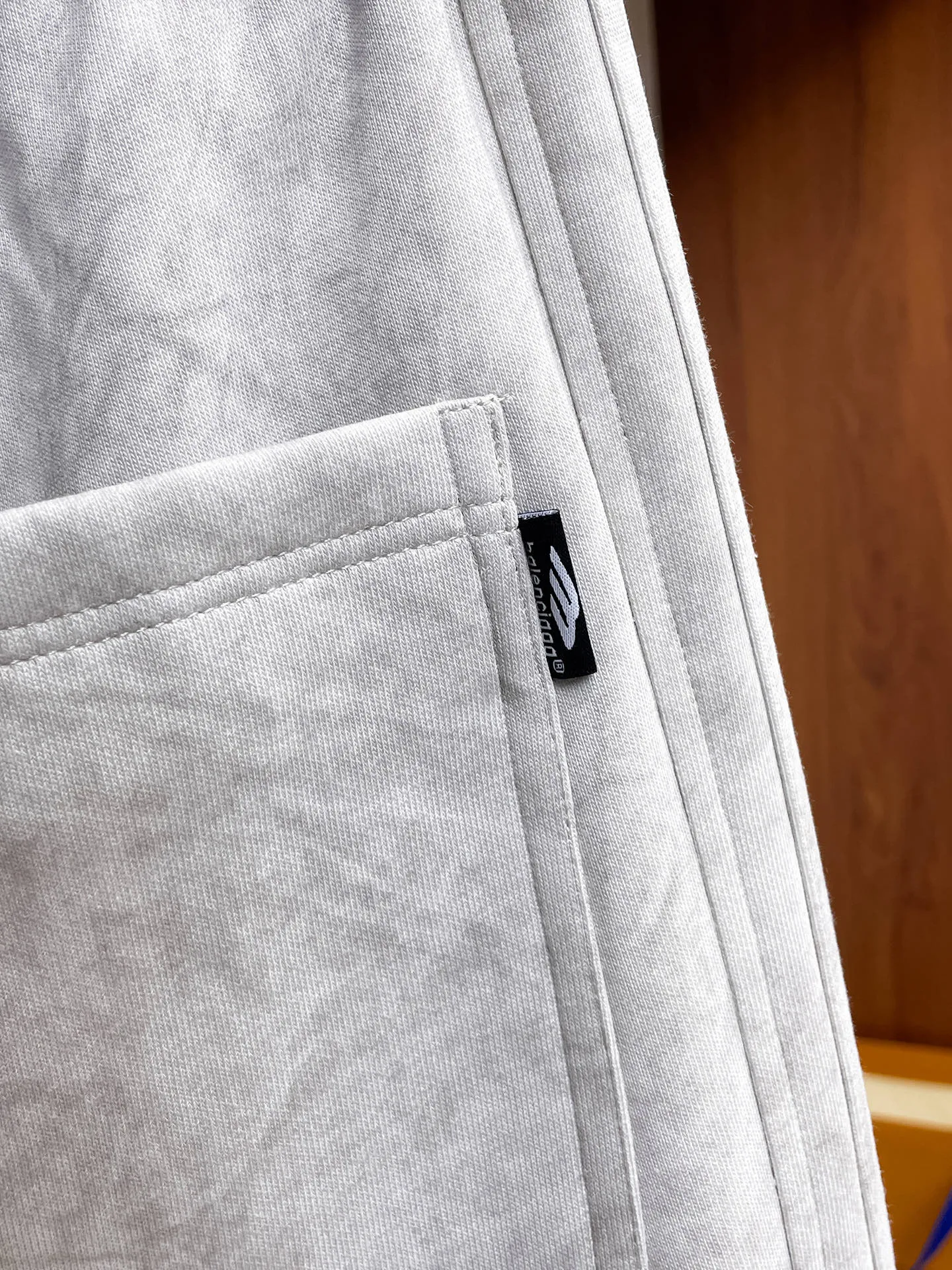 Balenciaga 🆕2026 Autumn and Winter New Arrival Casual Pants! The official website will be released simultaneously. Brand Classic LOGO casual pants, customized fabrics, excellent comfort and strong touch. Highly recognisable, perfect appearance and craftsmanship. Size:M-3XL